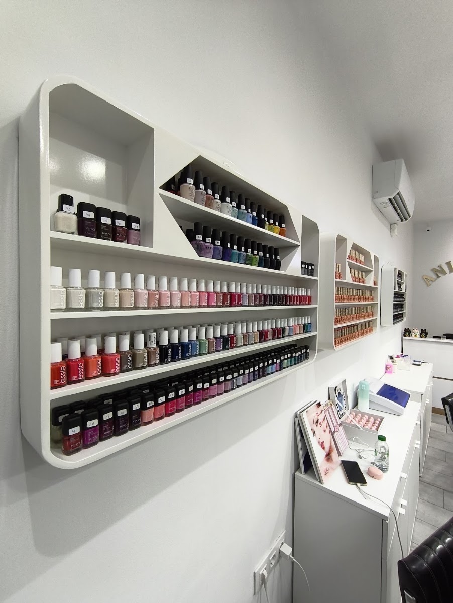 El salón con estanterías llenas de esmaltes de colores