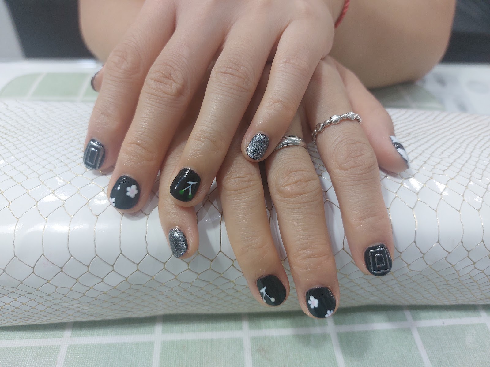 Uñas en gris oscuro con detalles de nail art