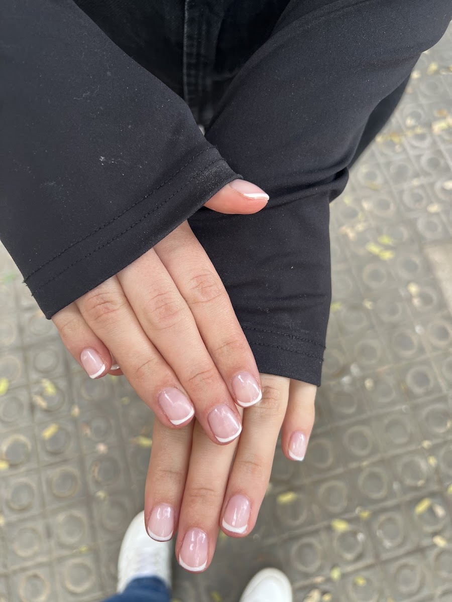 Manicura francesa corta en tono rosado