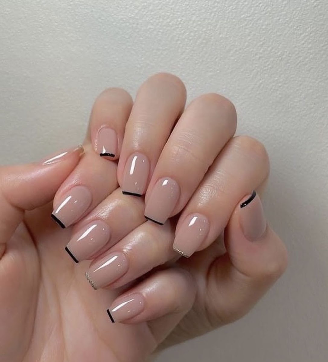 Uñas nude en forma coffin con una línea francesa negra muy fina